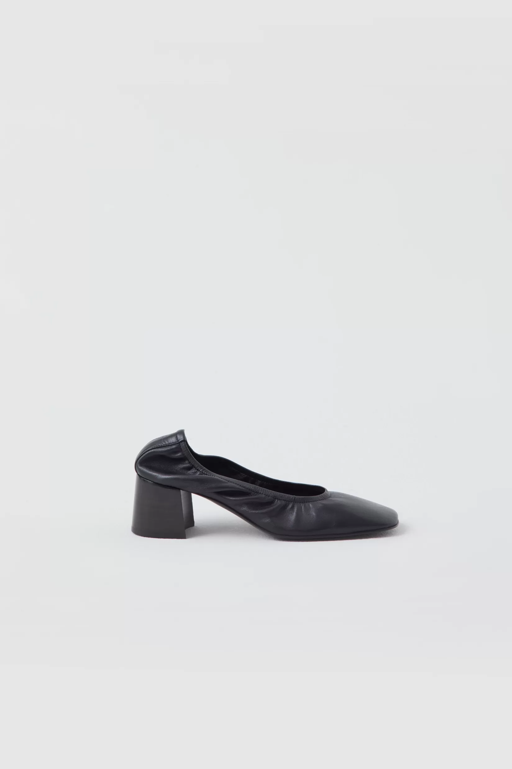 Hot CLOSED Leather Pumps Black